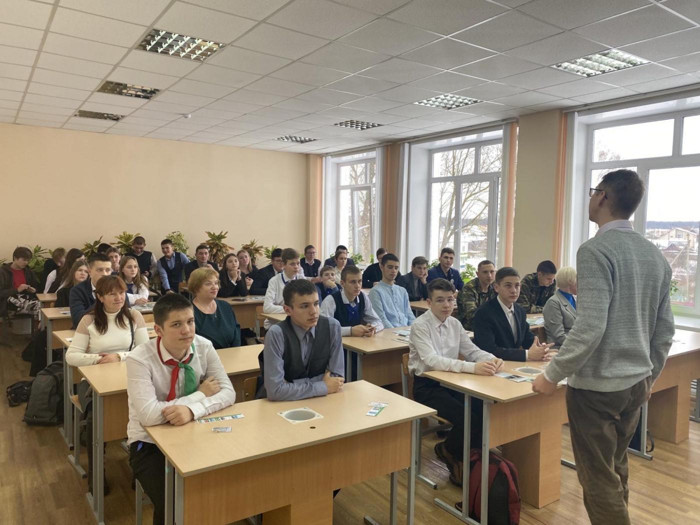 Сотрудники ИПФ на ярмарке целевой подготовки в средней школе № 2 г. Старые Дороги